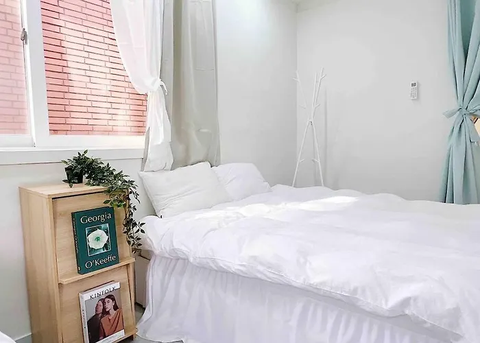 Apartment Near Hongik Station *